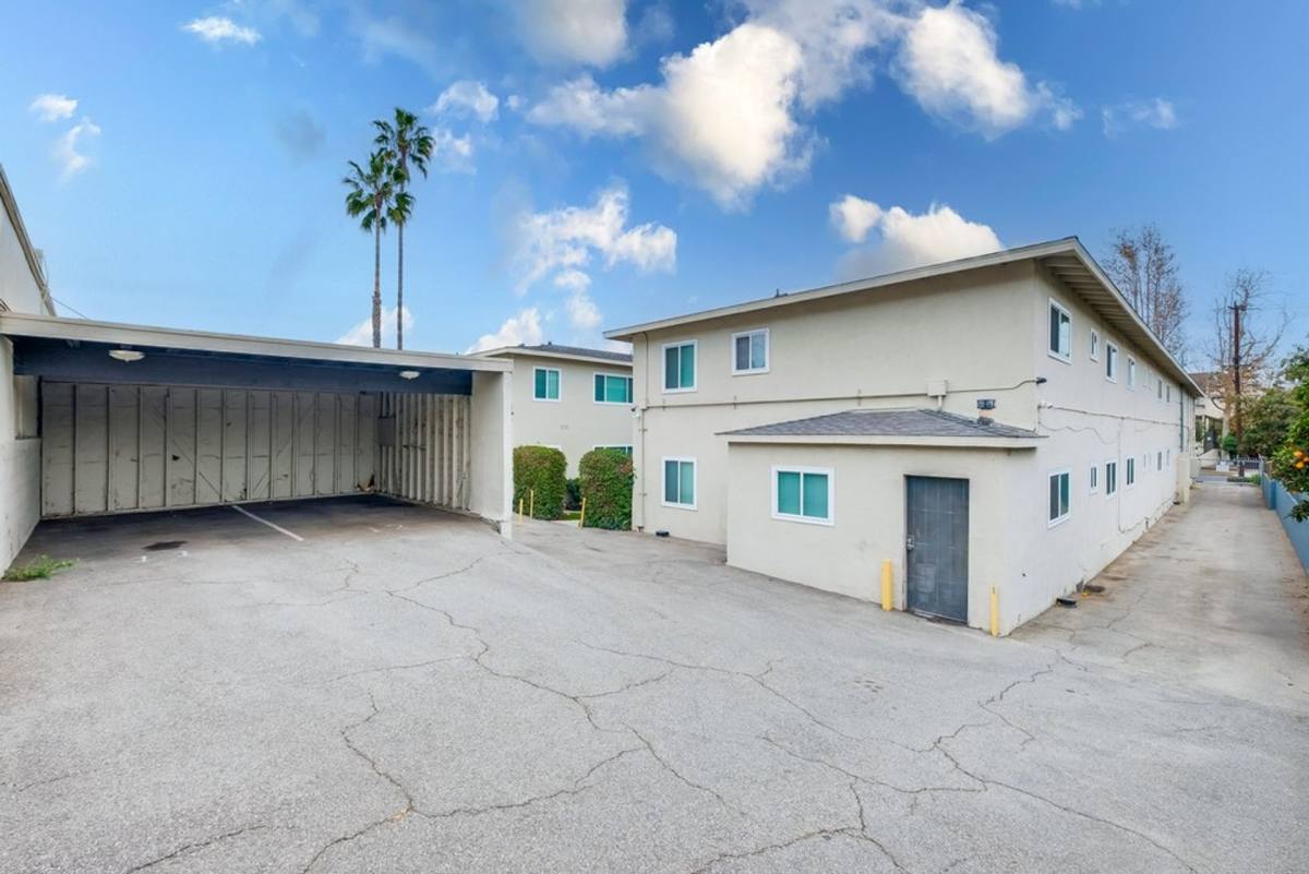 Apartment for rent at 629 - 633 W Hyde Park Blvd, Inglewood, CA 90302