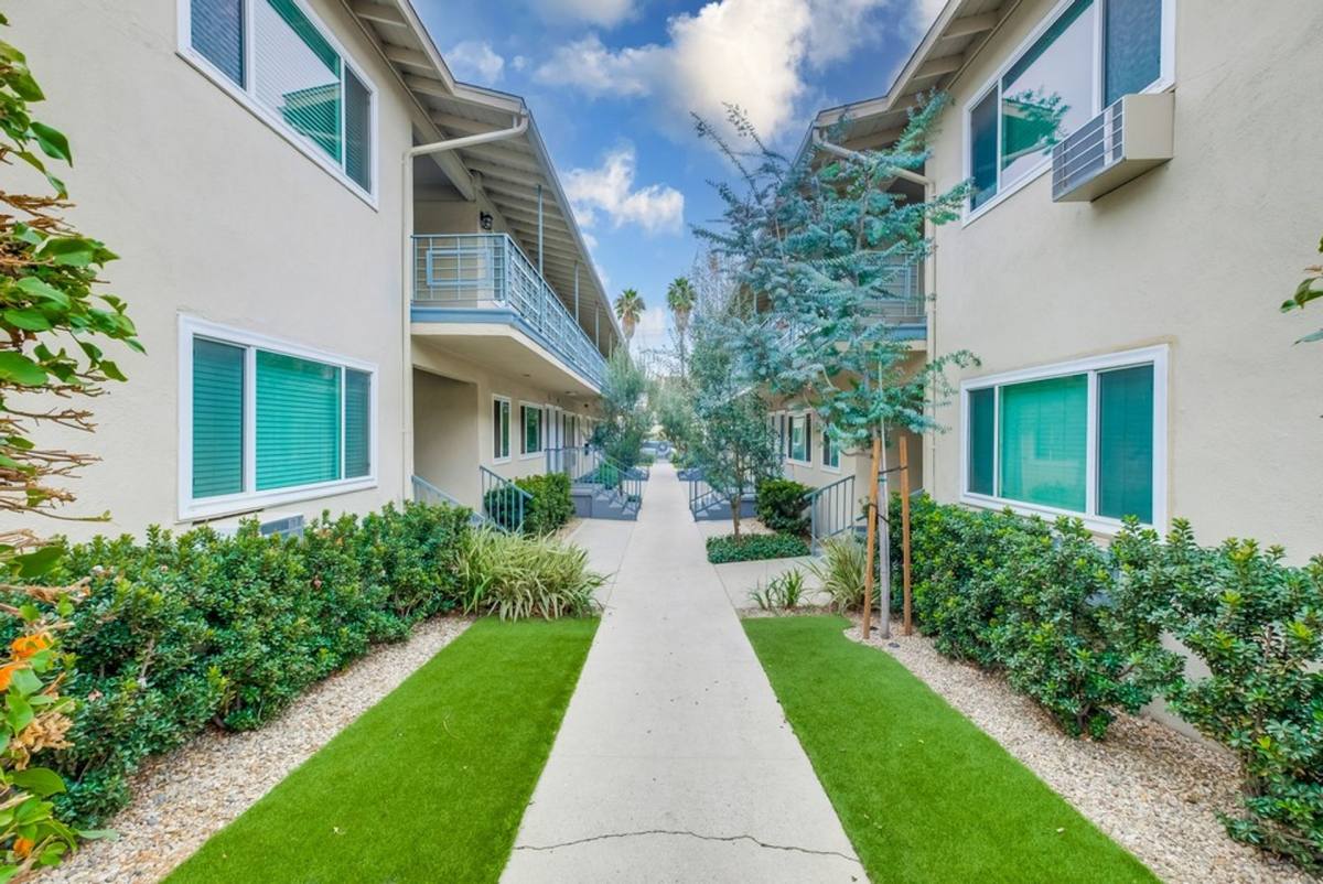 Apartment for rent at 629 - 633 W Hyde Park Blvd, Inglewood, CA 90302