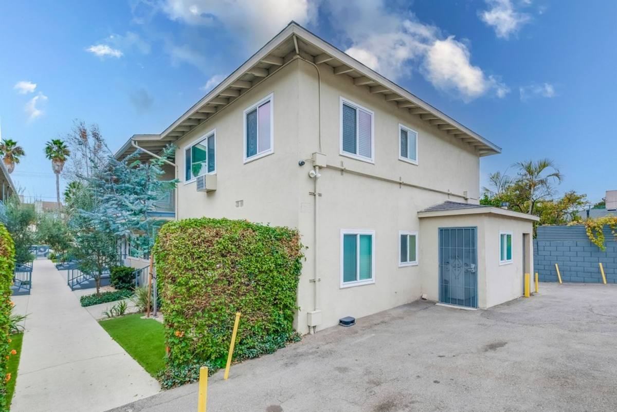 Apartment for rent at 629 - 633 W Hyde Park Blvd, Inglewood, CA 90302