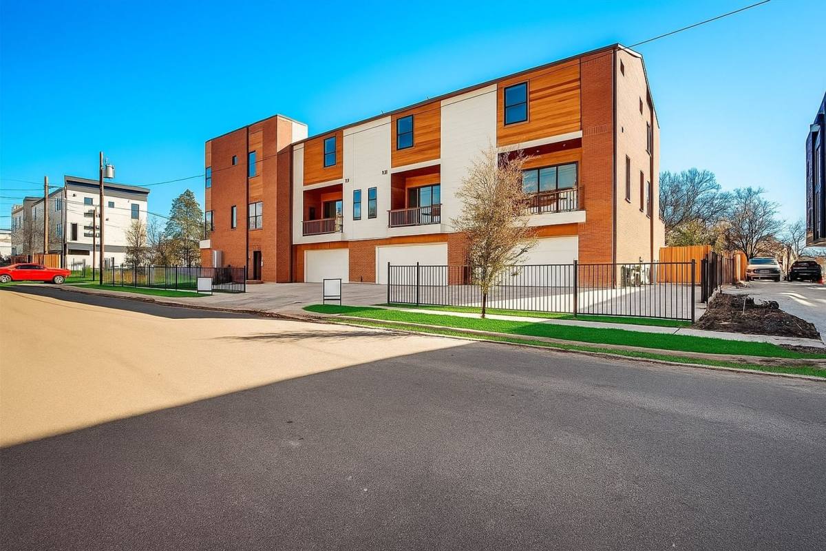 Townhouse for rent at 1931 N Prairie Ave, Dallas, TX 75204