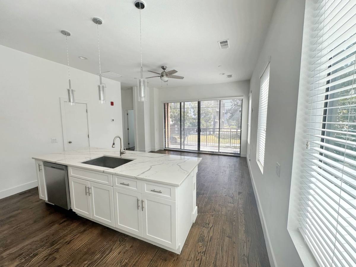 Townhouse for rent at 1931 N Prairie Ave, Dallas, TX 75204