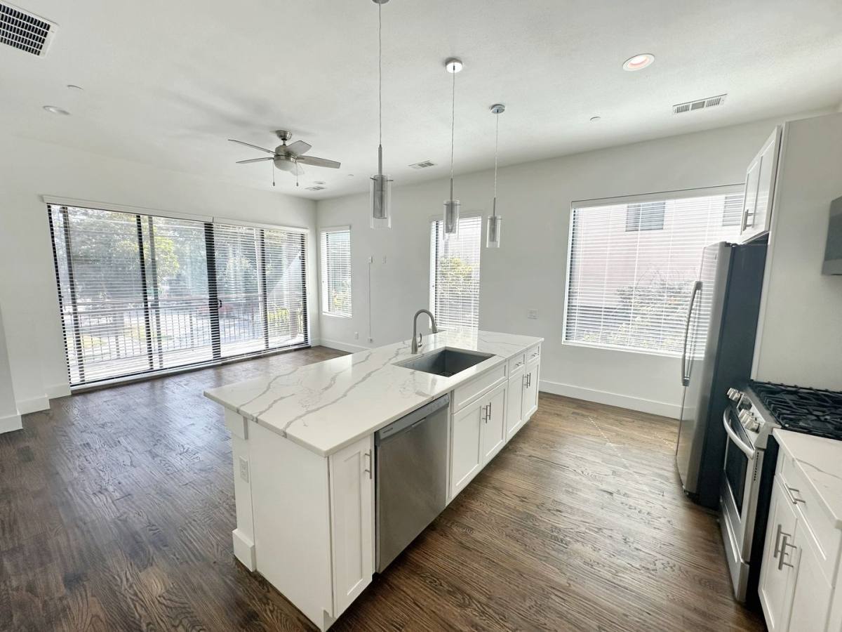 Townhouse for rent at 1931 N Prairie Ave, Dallas, TX 75204