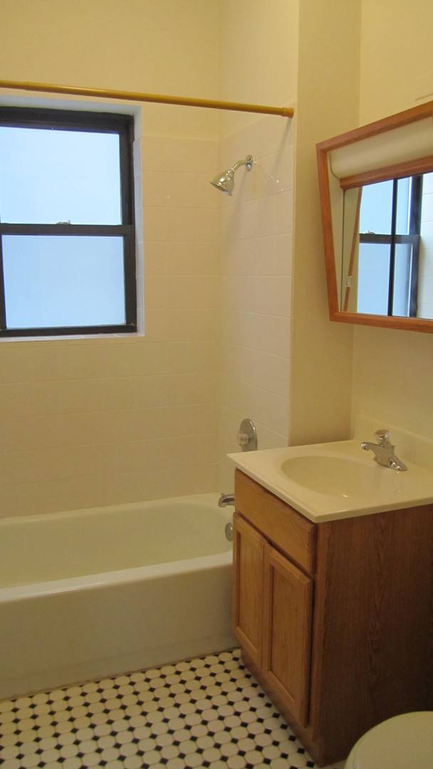 Apartment for rent at 4048-58 N Sheridan Rd, Chicago, IL 60613