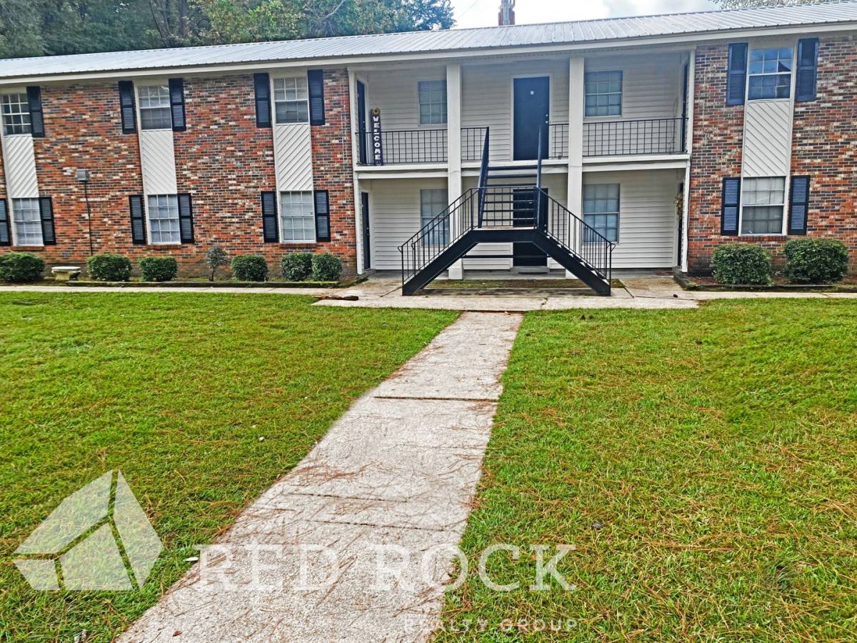 Apartment for rent at 1127 6th St N, Columbus, MS 39701