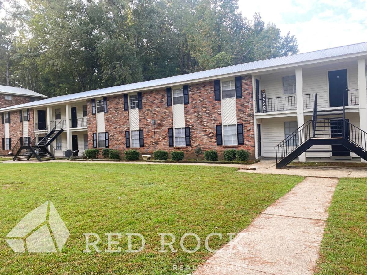 Apartment for rent at 1127 6th St N, Columbus, MS 39701