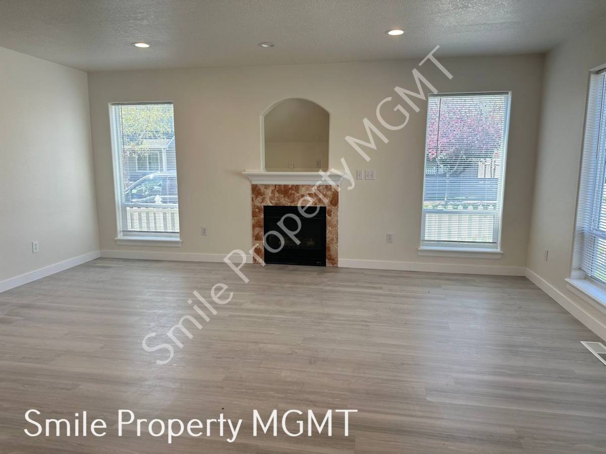 Townhouse for rent at 8504 SE Raymond Court, Portland, OR 97266
