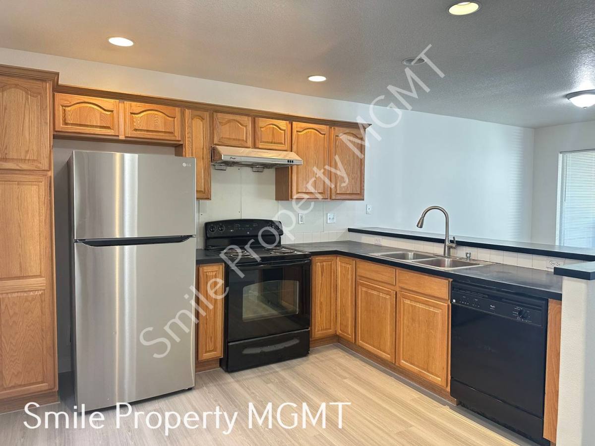 Townhouse for rent at 8504 SE Raymond Court, Portland, OR 97266