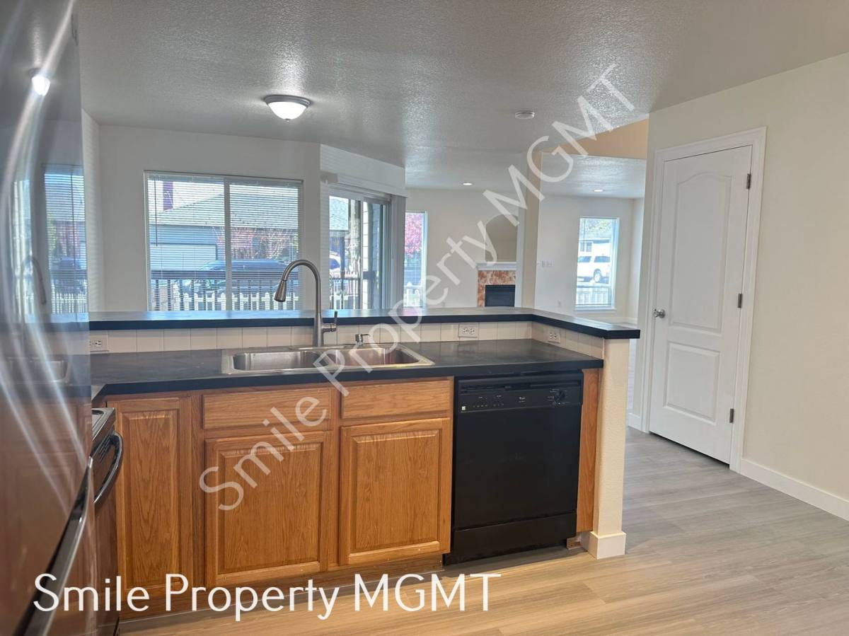 Townhouse for rent at 8504 SE Raymond Court, Portland, OR 97266