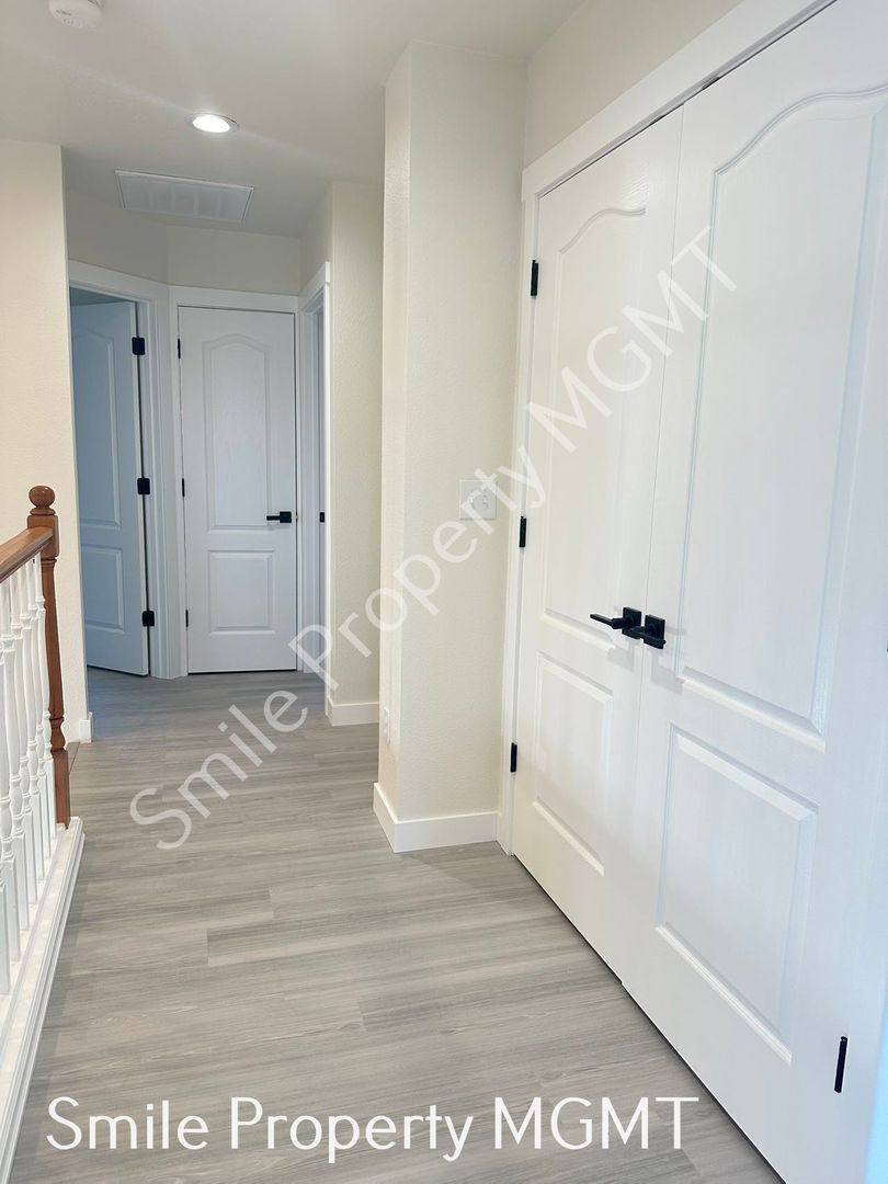 Townhouse for rent at 8504 SE Raymond Court, Portland, OR 97266