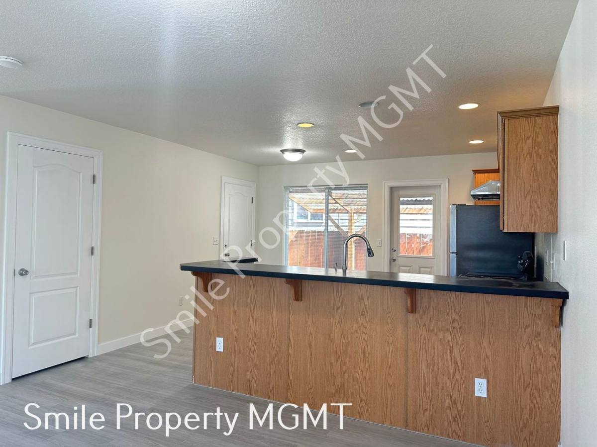 Townhouse for rent at 8504 SE Raymond Court, Portland, OR 97266