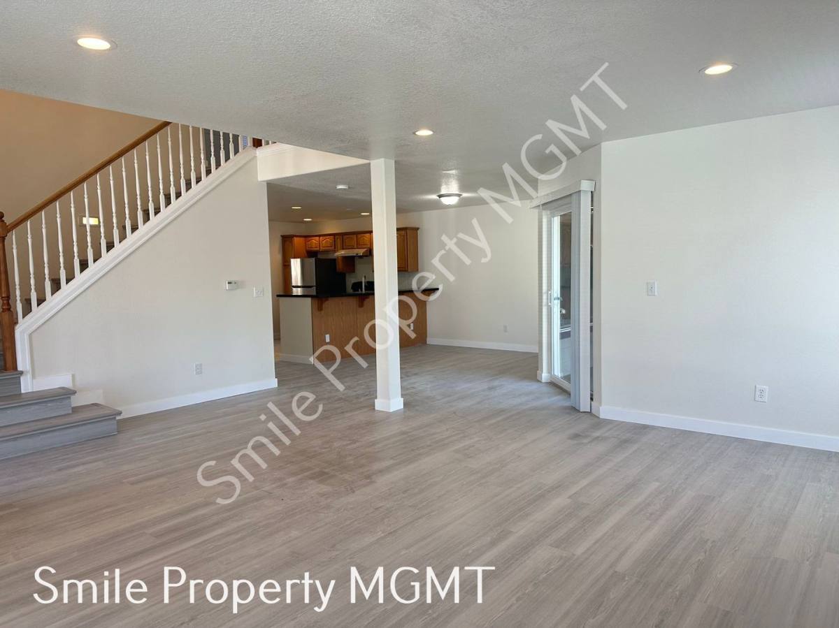 Townhouse for rent at 8504 SE Raymond Court, Portland, OR 97266
