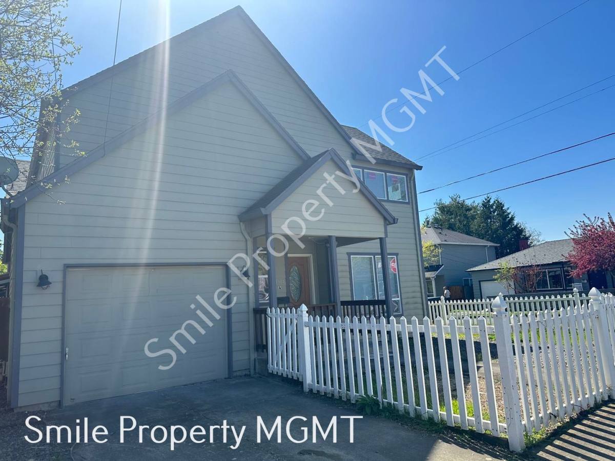 Townhouse for rent at 8504 SE Raymond Court, Portland, OR 97266