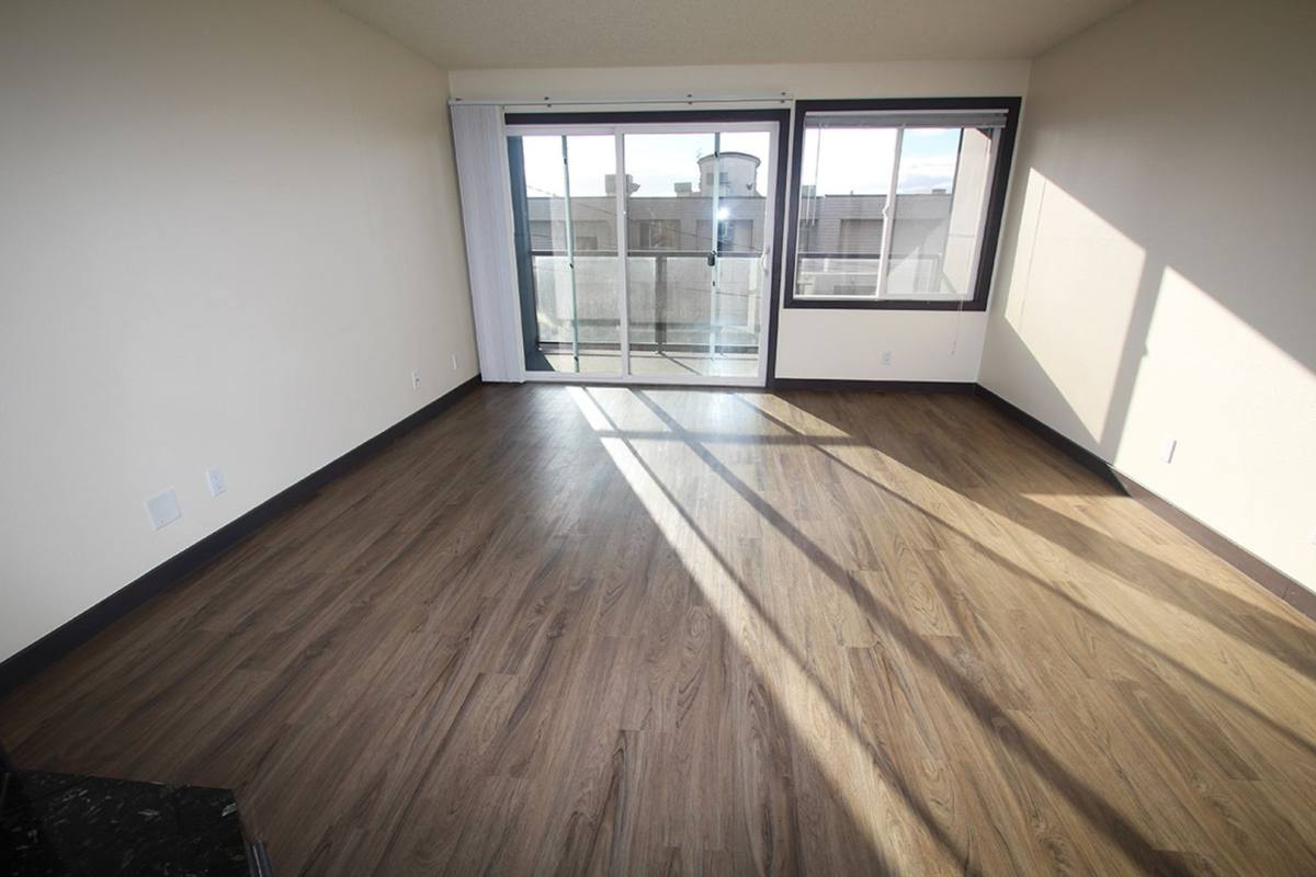 Apartment for rent at 526 W Mercer Place, Seattle, WA 98119