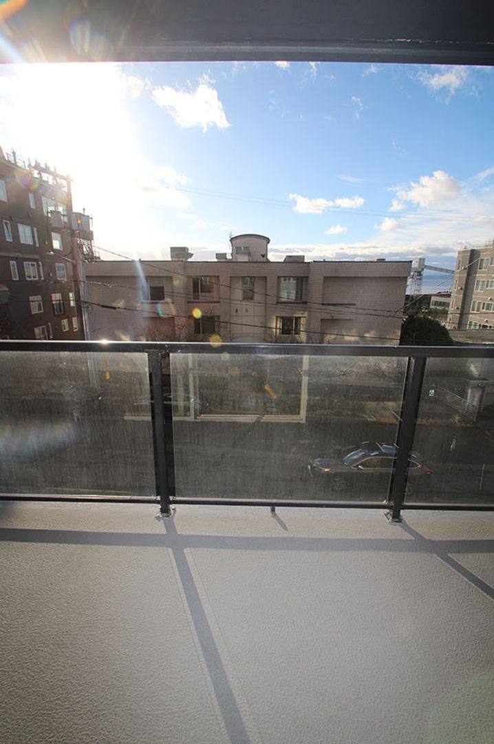Apartment for rent at 526 W Mercer Place, Seattle, WA 98119