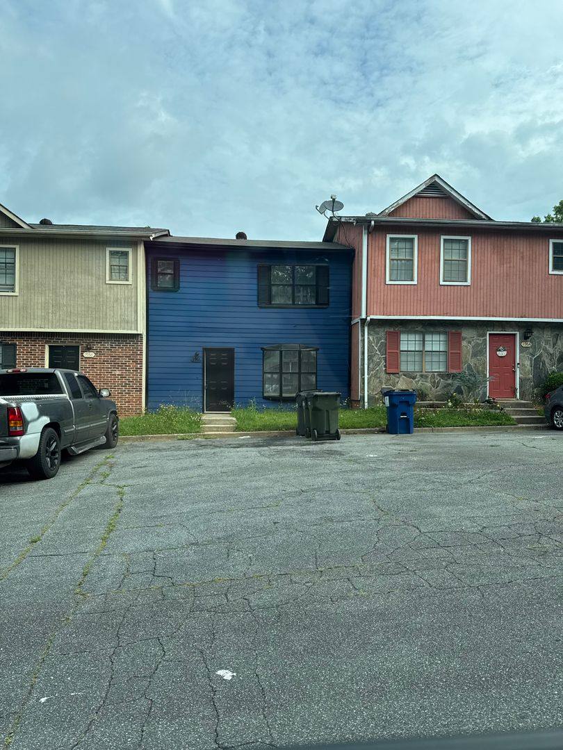Townhouse for rent at 1966 Padgett Dr, Austell, GA 30106