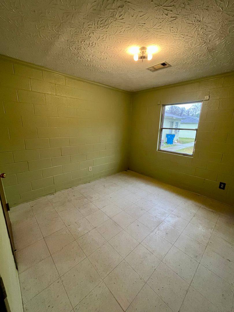 Apartment for rent at 370 E Gordon Ave, Lyons, GA 30436