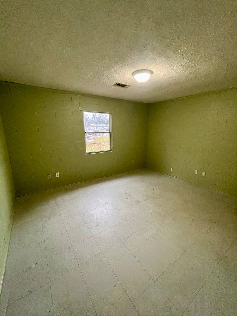 Apartment for rent at 370 E Gordon Ave, Lyons, GA 30436