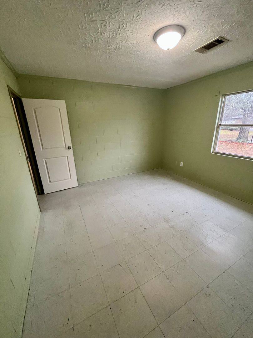 Apartment for rent at 370 E Gordon Ave, Lyons, GA 30436