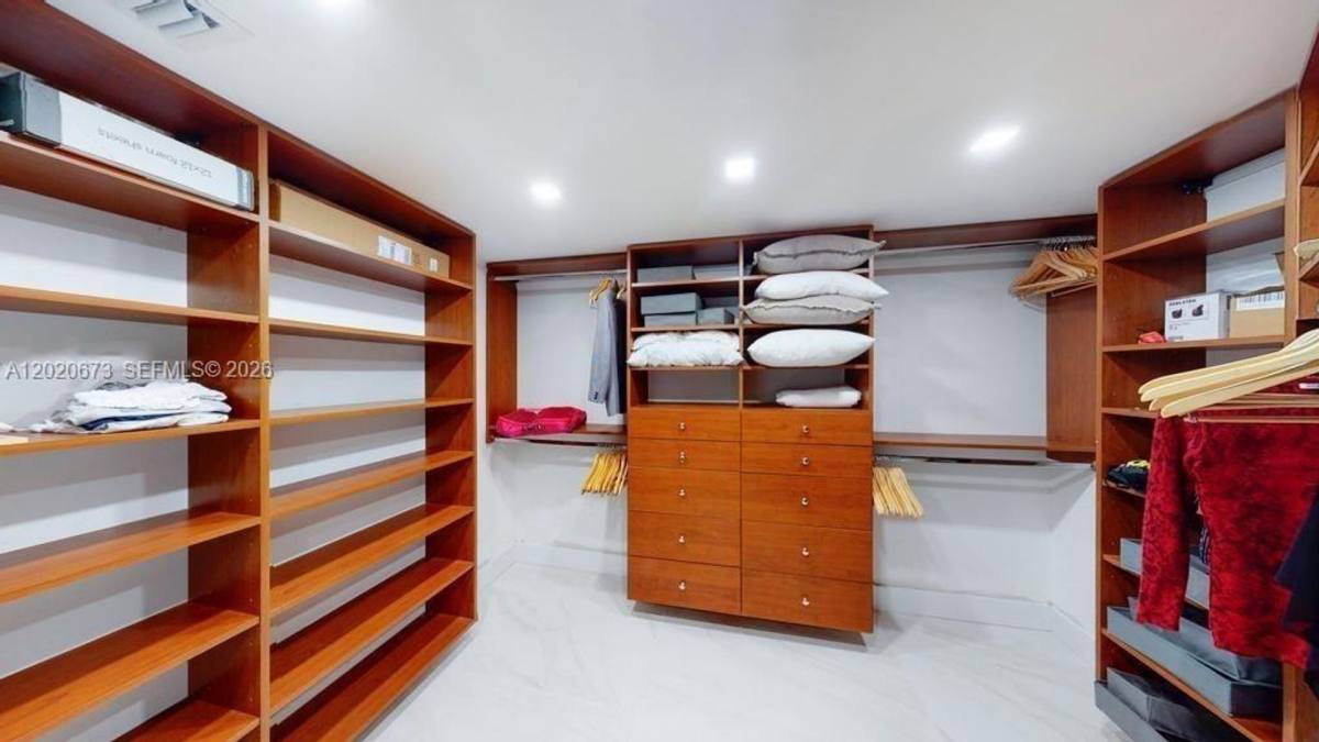Apartment for rent at 7000 Island Blvd, North Miami Beach, FL 33160