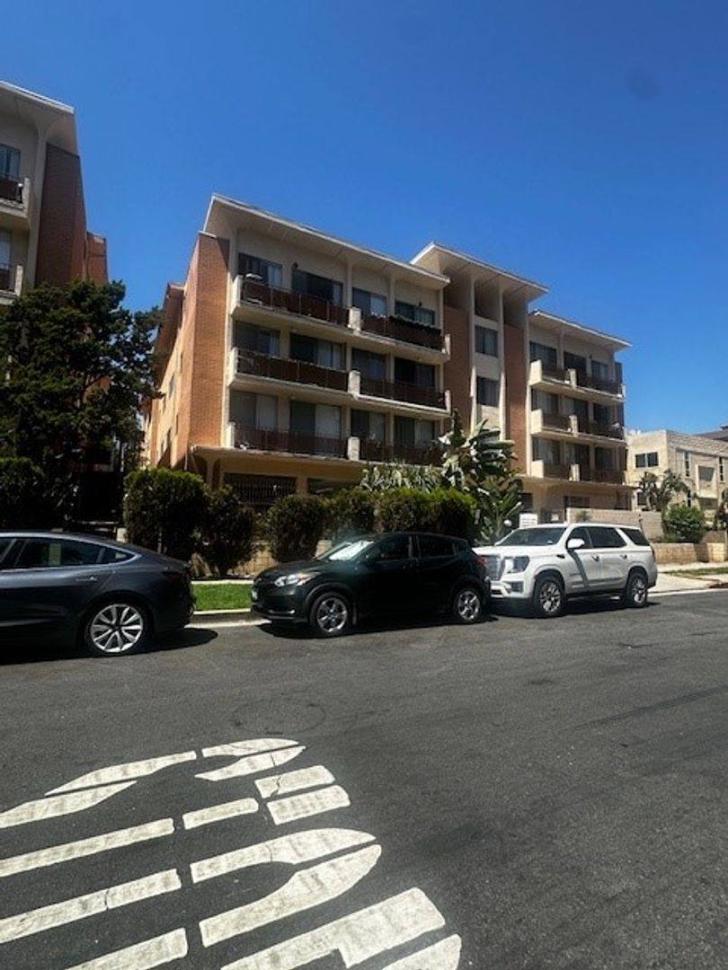 Apartment for rent at 11677-11683 Goshen Ave, Los Angeles, CA 90049