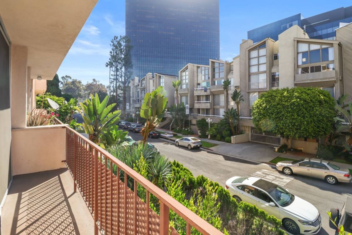 Apartment for rent at 11677-11683 Goshen Ave, Los Angeles, CA 90049