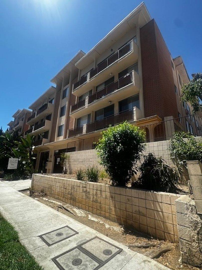 Apartment for rent at 11677-11683 Goshen Ave, Los Angeles, CA 90049