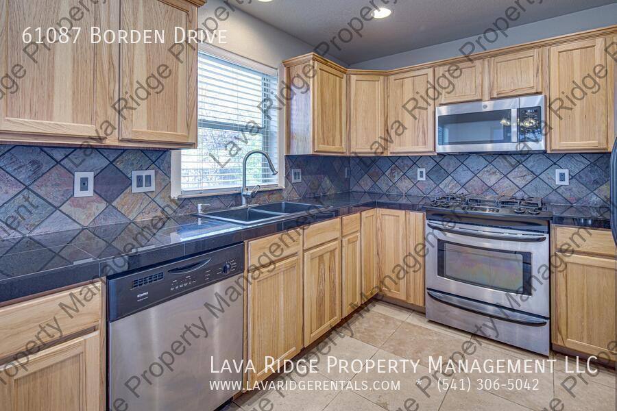 House for rent at 61087 Borden Dr, Bend, OR 97702