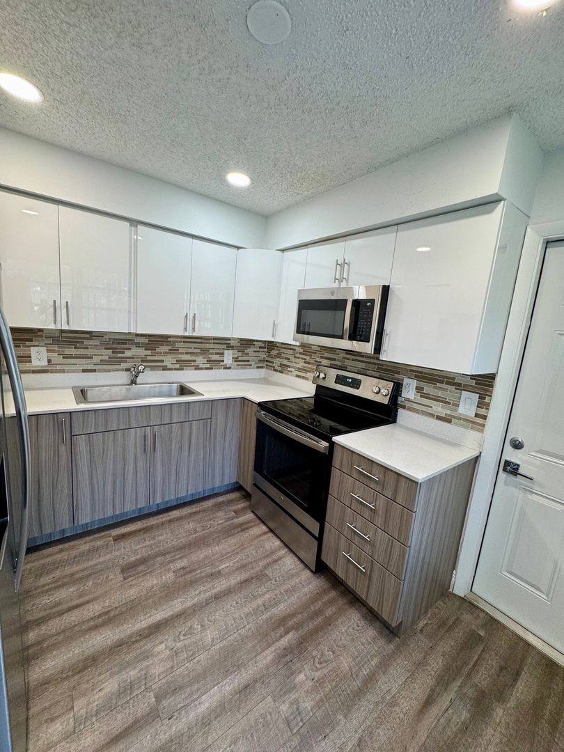 Apartment for rent at 100 SW 9th St, Hallandale, FL 33009