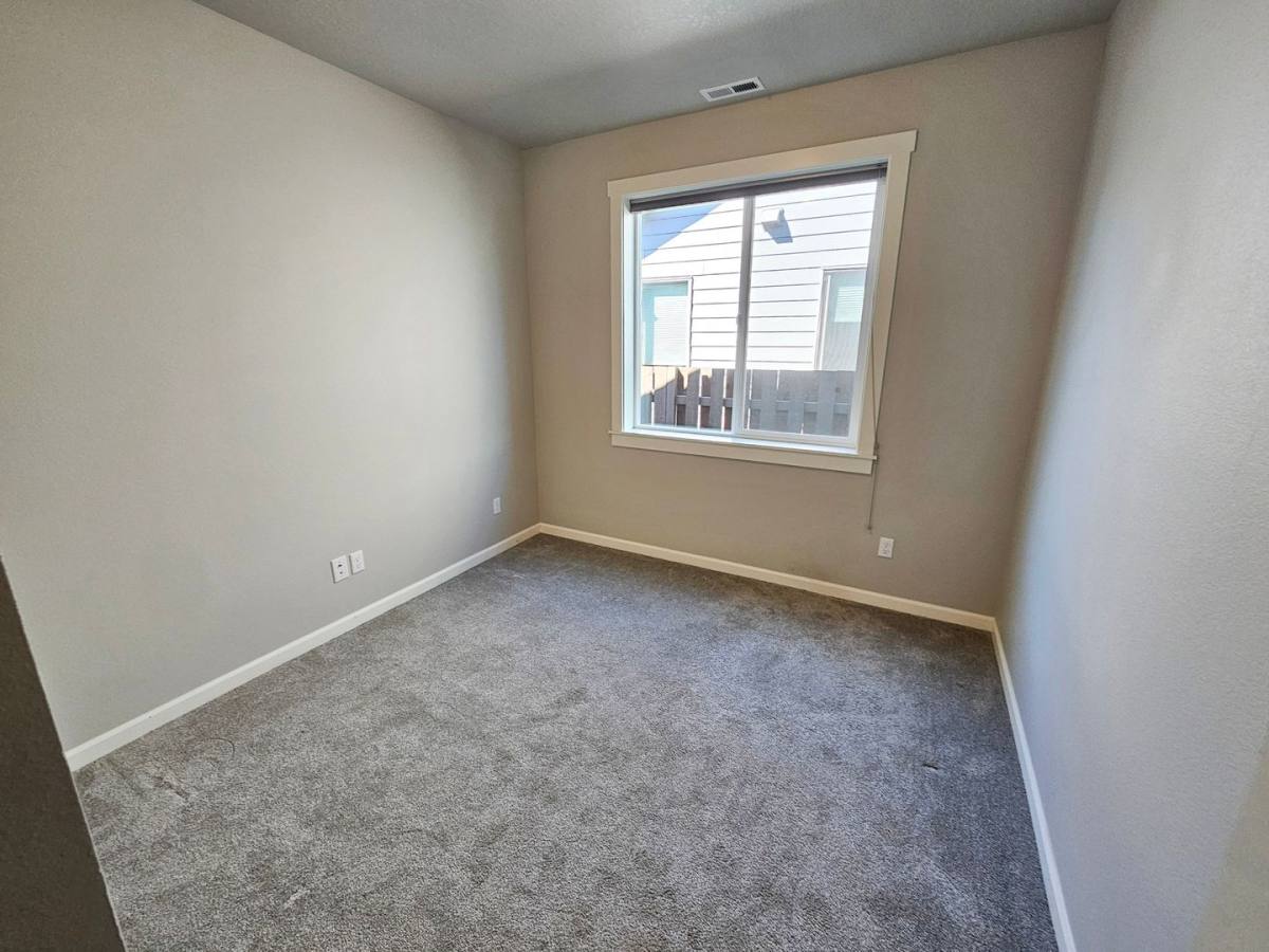 House for rent at 1400 Dahlia St, Woodburn, OR 97071