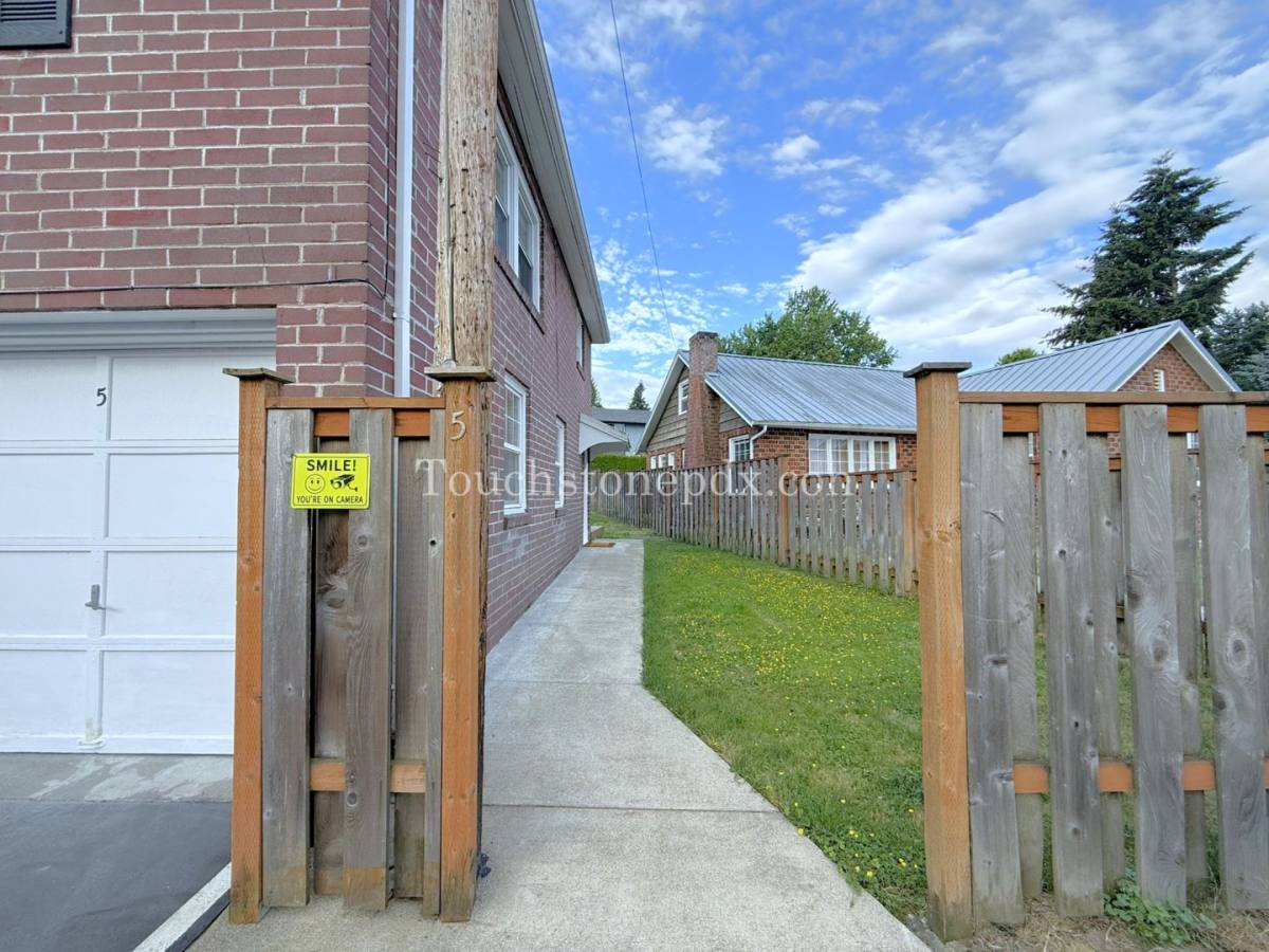 Townhouse for rent at 18101 SE Arista Dr, Portland, OR 97267