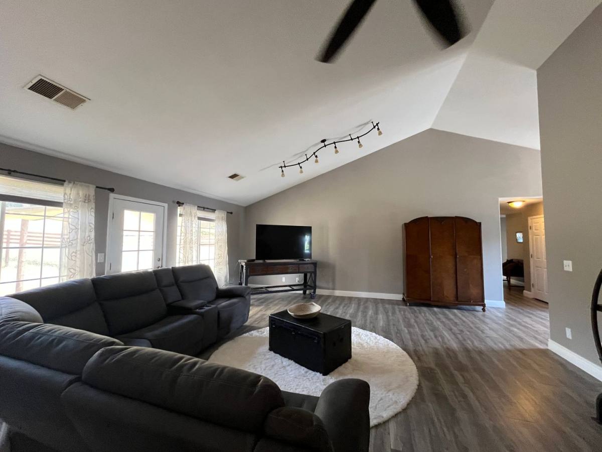 House for rent at 8957 Knobhill Circle, Redding, CA 96001