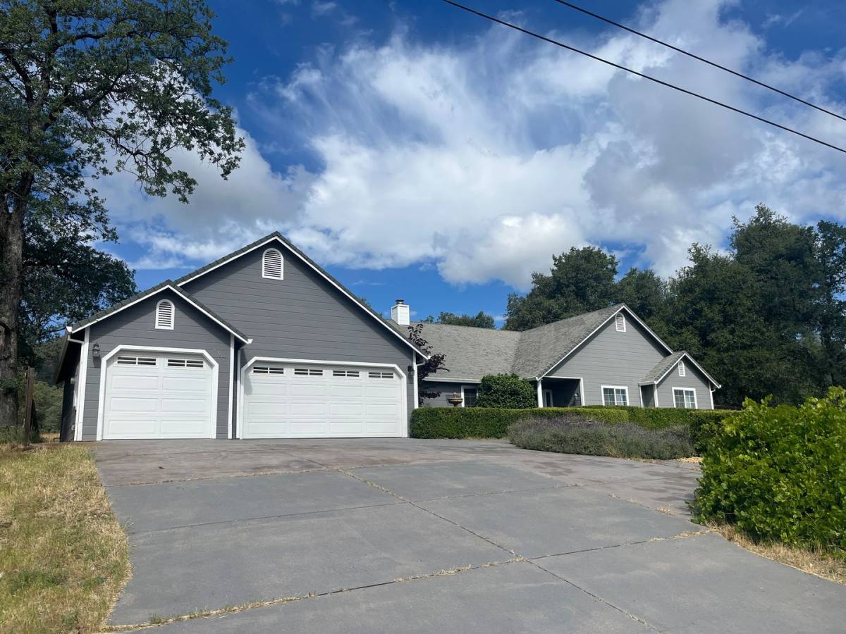 House for rent at 8957 Knobhill Circle, Redding, CA 96001