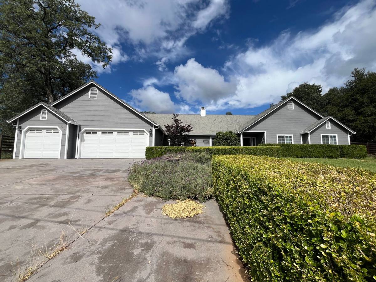 House for rent at 8957 Knobhill Circle, Redding, CA 96001