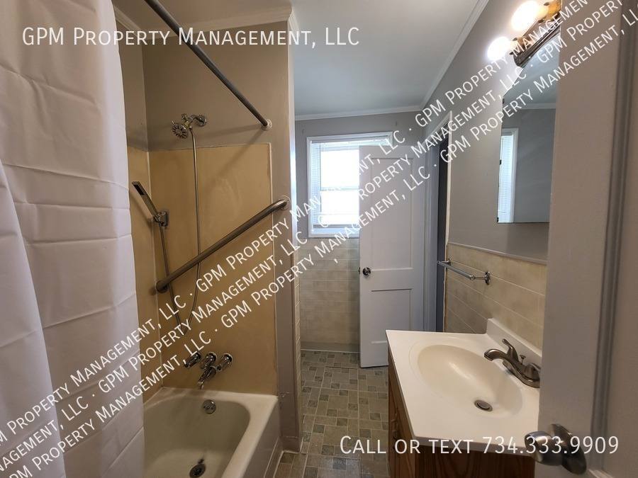 House for rent at 24154 Dartmouth St, Dearborn, MI 48124