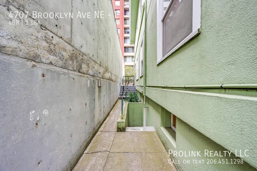 Apartment for rent at 4707 Brooklyn Ave NE E, Seattle, WA 98105