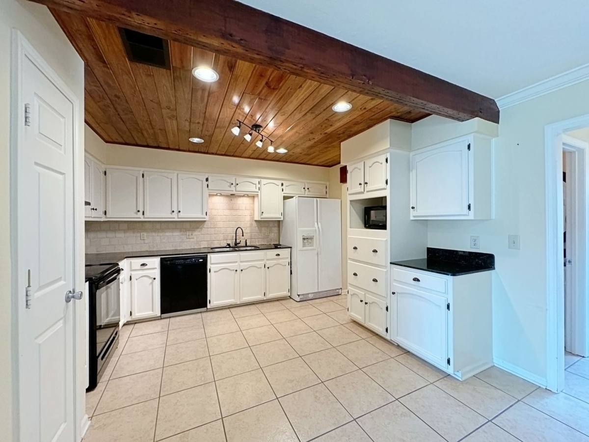 Townhouse for rent at 9925 Jefferson Highway, Baton Rouge, LA 70809