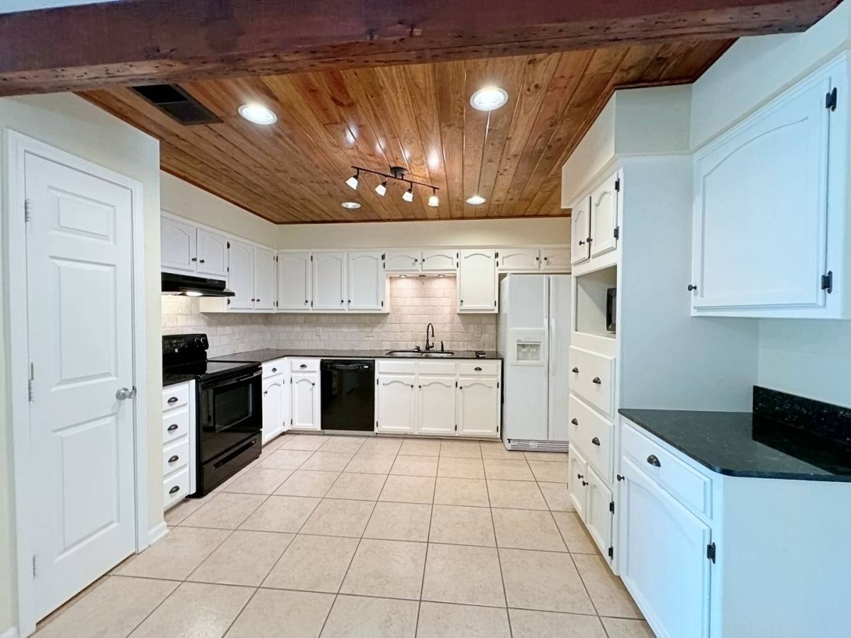 Townhouse for rent at 9925 Jefferson Highway, Baton Rouge, LA 70809