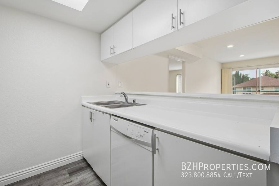 Apartment for rent at 870 Crenshaw Blvd #202A, Los Angeles, CA 90005