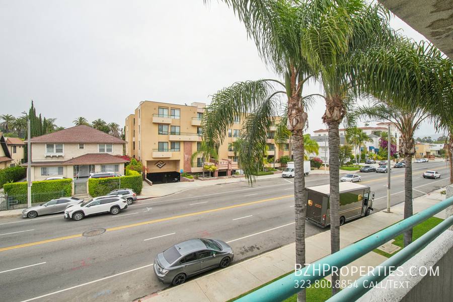 Apartment for rent at 870 Crenshaw Blvd #202A, Los Angeles, CA 90005