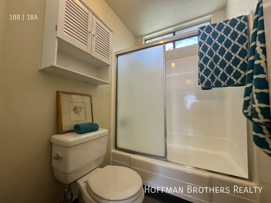 Apartment for rent at 18545 Burbank Blvd #20, Tarzana, CA 91356