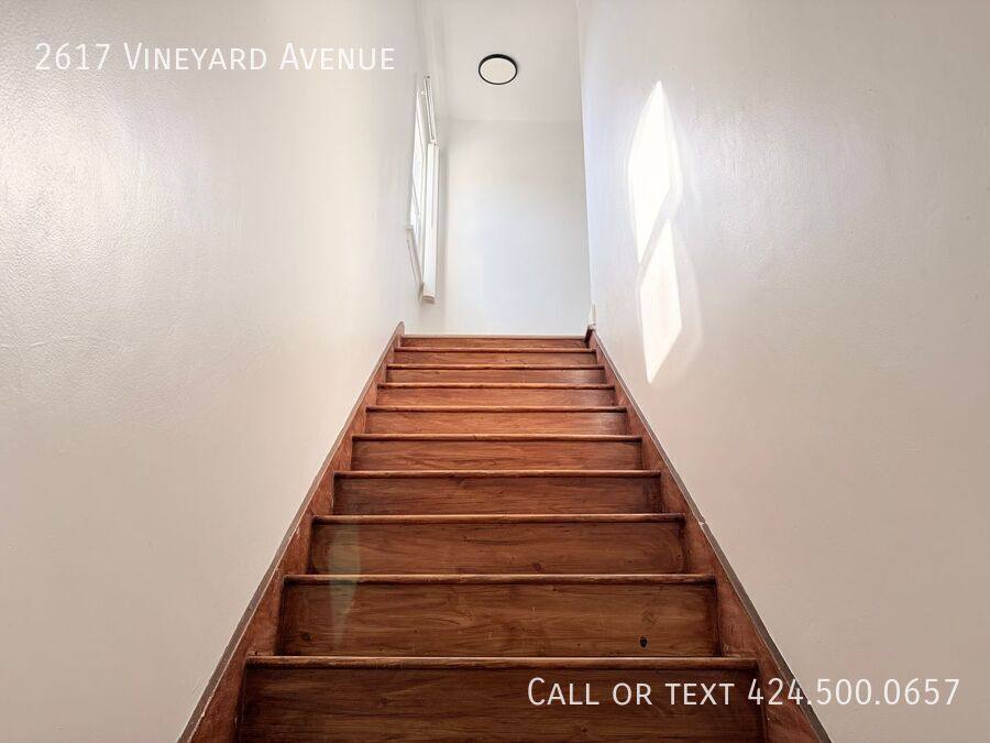 Apartment for rent at 2617 Vineyard Ave, Los Angeles, CA 90016