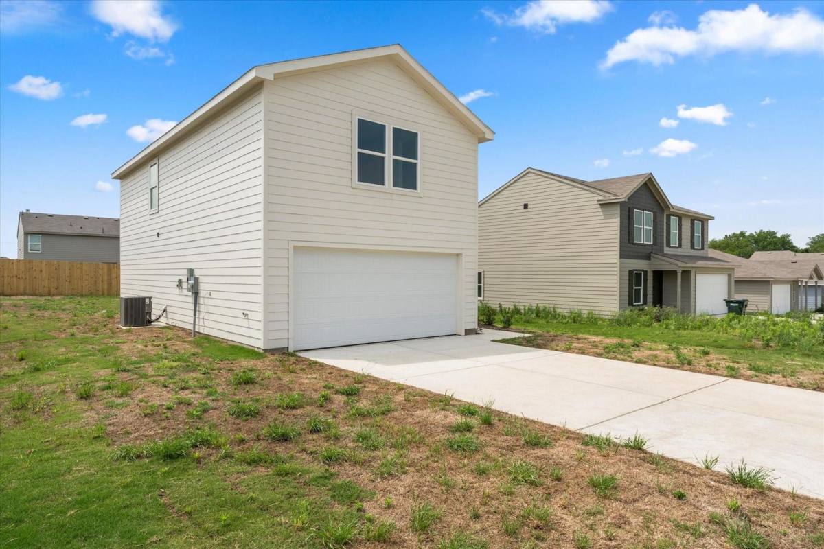 House for rent at 303 Victory Dr, Mabank, TX 75147