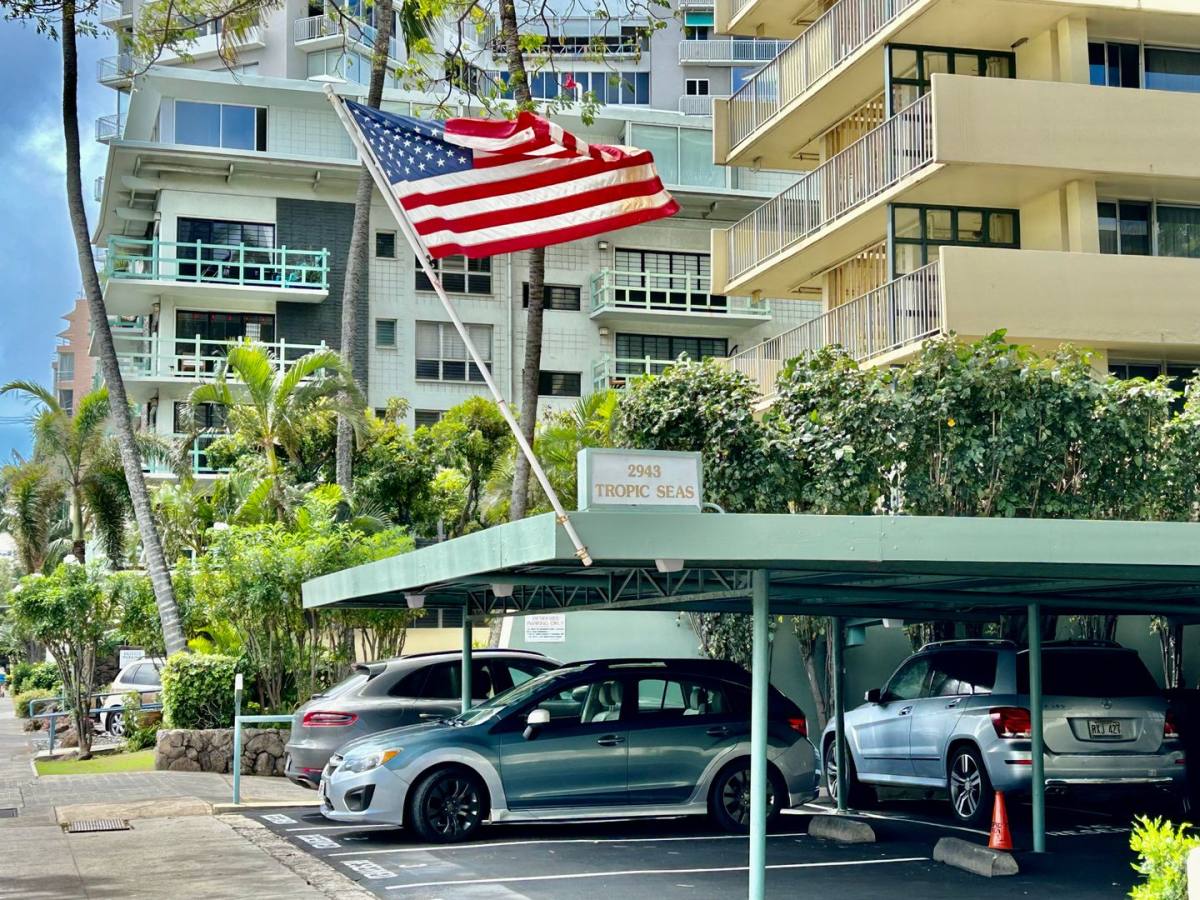 Apartment for rent at 2943 Kalakaua Ave, Honolulu, HI 96815