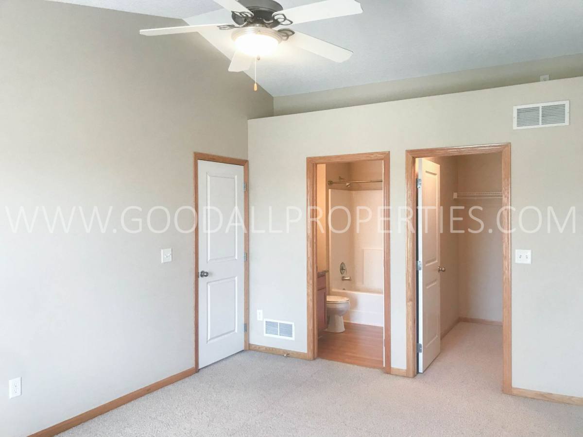 Townhouse for rent at 15305 Townsend Ave, Urbandale, IA 50323