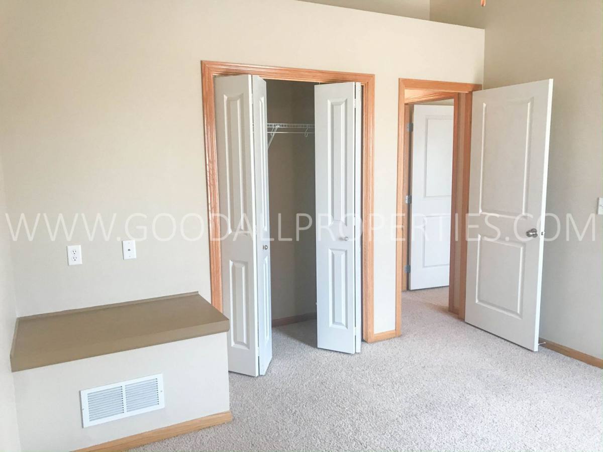Townhouse for rent at 15305 Townsend Ave, Urbandale, IA 50323