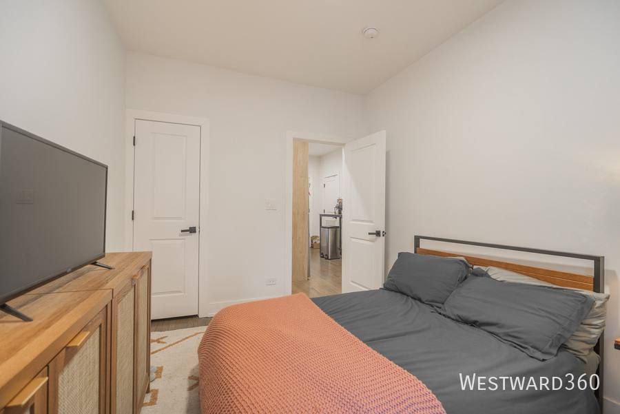 Condo for rent at 6207 N Glenwood Ave 2 #2, Chicago, IL 60660