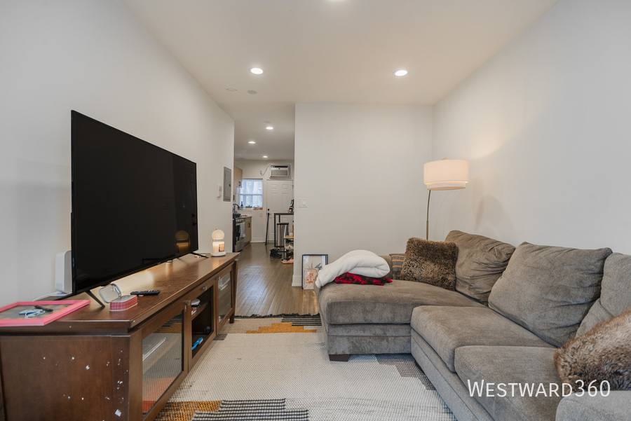 Condo for rent at 6207 N Glenwood Ave 2 #2, Chicago, IL 60660