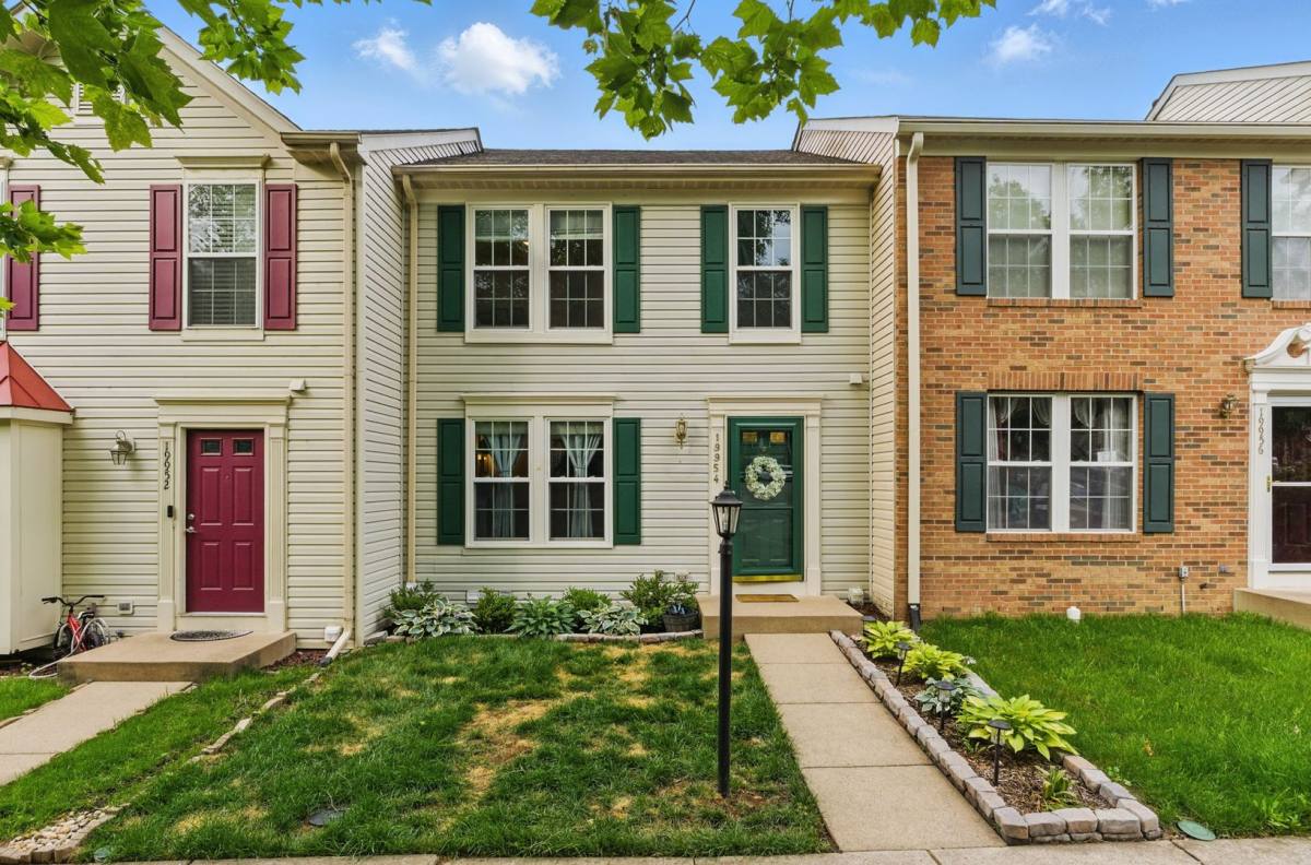 Townhouse for rent at 19954 Fieldgrass Square, Ashburn, VA 20147