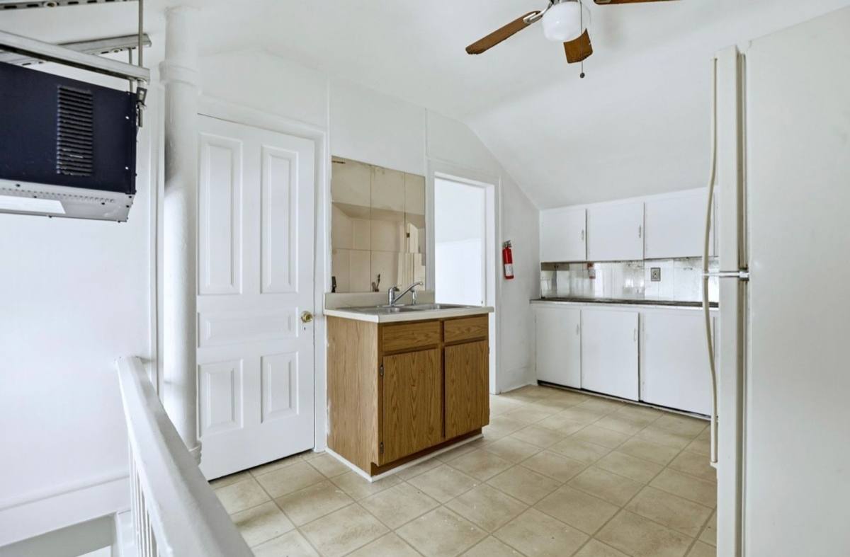 Apartment for rent at 926 N Porter St, Saginaw, MI 48602