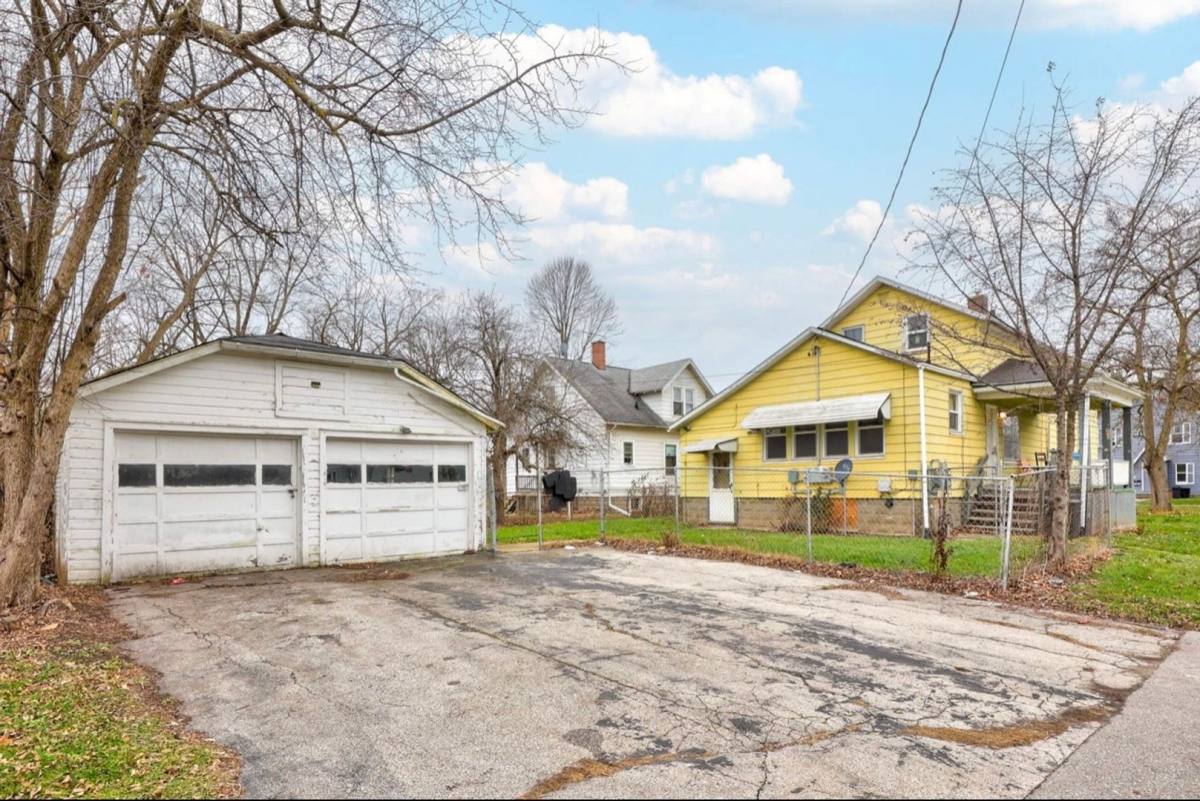 Apartment for rent at 926 N Porter St, Saginaw, MI 48602